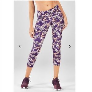NWT Fabletics Salar Printed PowerHold® Capri L